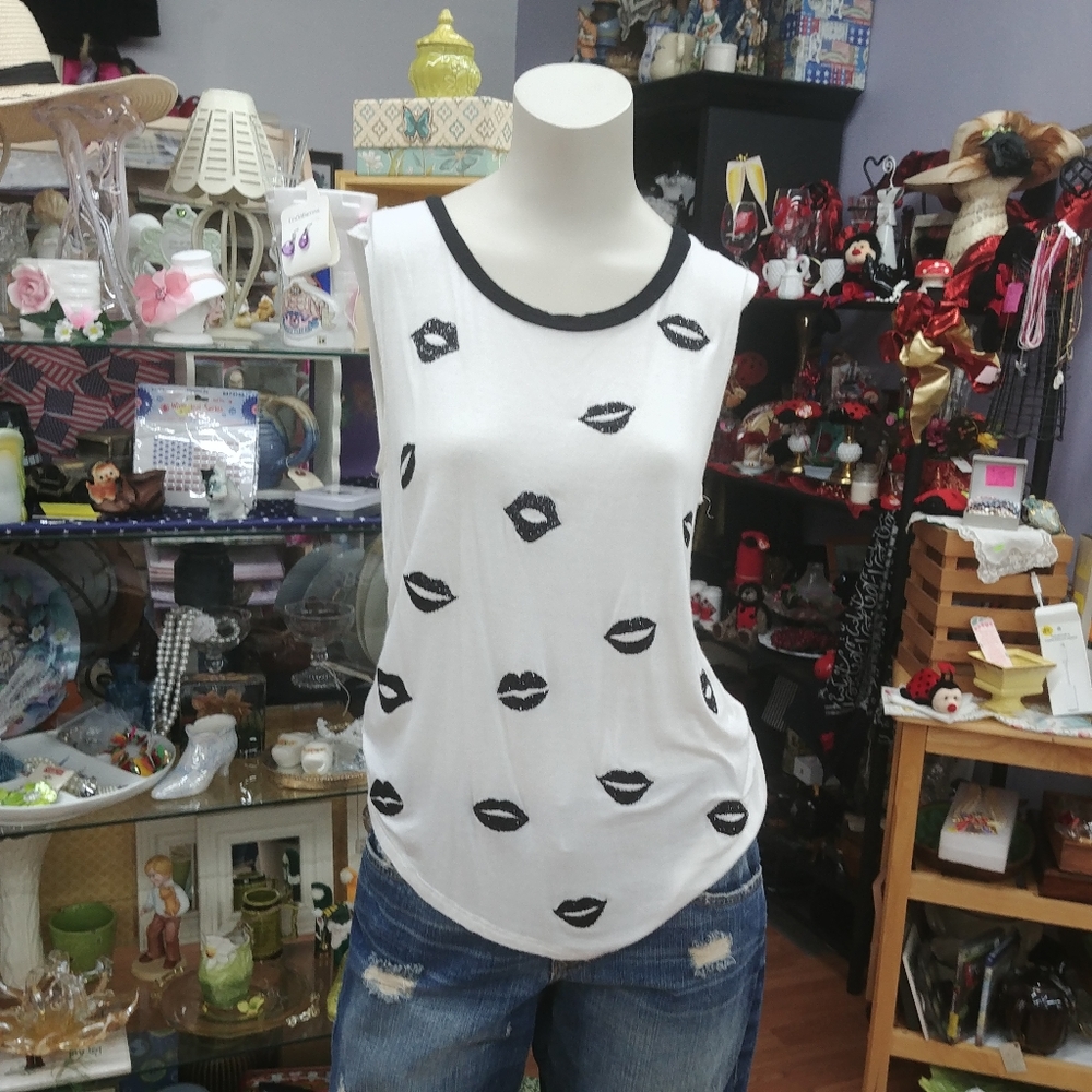 It Closet | Soft Black Glitter Lips Tank Top M